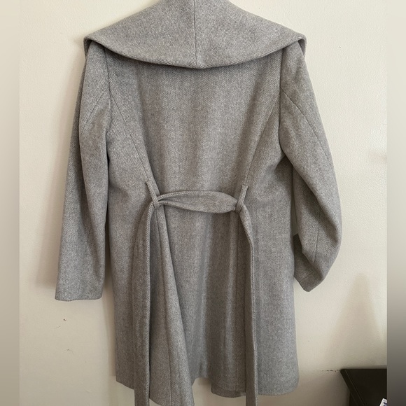 Ann Taylor Herringbone Shawl Collar
Wrap Coat in gray. Petite XS. - Picture 12 of 16
